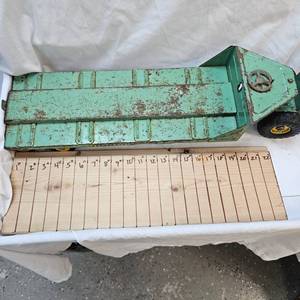 lot 20 image: 1950s-60s Vintage Nylint La Tourneau Hauler Construction Hauler with Extended Ramp