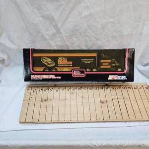 lot 21 image: Nascar Racing Champions Collectors Club Semi, 1992 1st Edition Semi