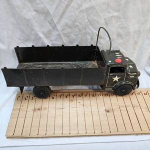 lot 22 image: 1950s Marx Lumar US Army Carrier Transport Truck