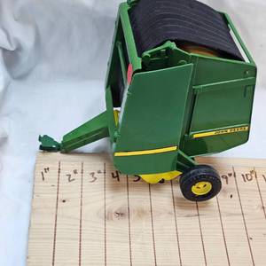 lot 24 image: ERTL John Deere 567 Hay Baler