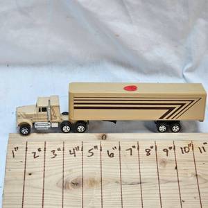 lot 26 image: ERTL 1980s 18 Wheeler Semi n Trailer Rig