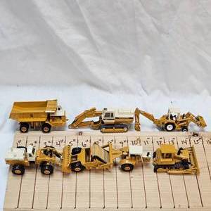 lot 39 image: 6 Piece ERTL Internation IH Construction Set