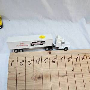 lot 41 image: 1999  Chamberlain Oil Commemorative Semi Rig