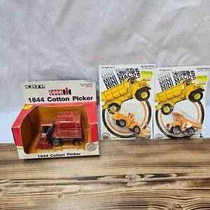 lot 45 image: Ertl Case IH 1844 Cotton Picker and Mini Payloader, Mfg 1986