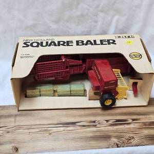 lot 46 image: Ertl New Holland Square Baler, Like New in Box