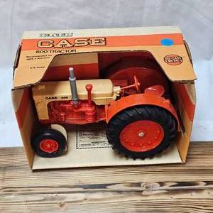 lot 49 image: Ertl 600 Case 116 Scale, As New in Box