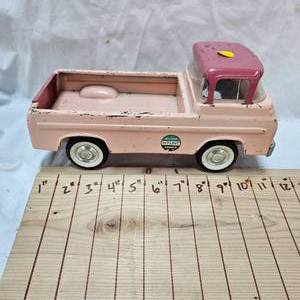 lot 103 image: Vintage Nylint 1960 Ford Econoline Kennel Pickup in Pink