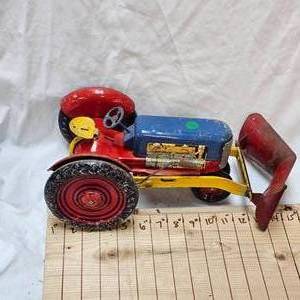 lot 104 image: Rare 1940s Marx Tin Litho Front End V Plow Farm Tractor
