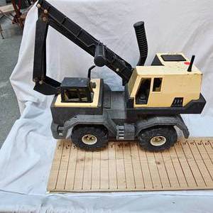 lot 105 image: Tonka Mighty Backhoe Truck