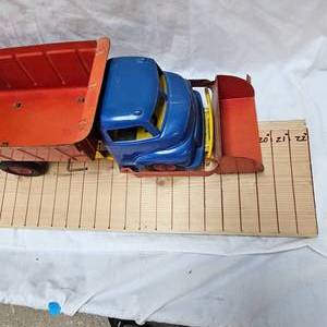lot 83 image: Vintage Wyandotte Frontend Loader Dump Truck 1950