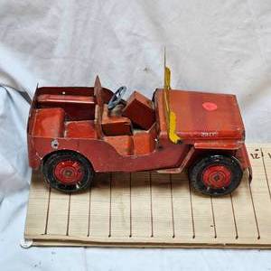 lot 109 image: Marx 1940s Red Steel Willys Jeep Toy