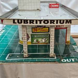 lot 107 image: Amazing 1950s Marx Tin Litho Lubritorium Car Laundry Gas Station Service Center Metal Toy