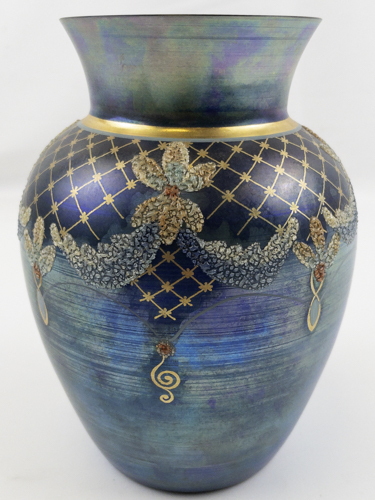 lot 25Q image: 1995 FENTON 6.5 Favrene Blue Carnival Iridescent Gold Lattice Floral Work Hand painted Jar Vase.