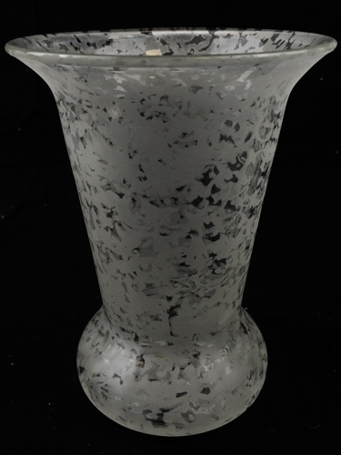 lot 25R image: FENTON 8 San Toy Vase.