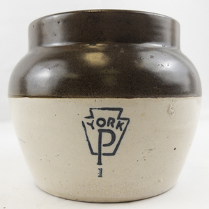 lot 6 image: Vintage Pfaltzgraff #1 Two Tone Stoneware Crock with Lid -York PA
