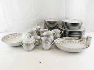 lot 8 image: Large Set of Coronet by Signature Collection Select Fine China.