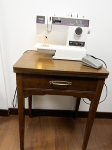 lot 85 image: SINGER 9020 T Sewing Machine with Sewing Table. Serial No. 906208060. -Working.