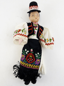 lot 122 image: Vintage 11 Cloth European Folk Doll.