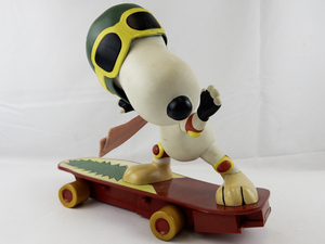 lot 127 image: Vintage 1987 Matchbox Peanuts RC Skateboard Snoopy Toy