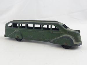 lot 165 image: METAL MASTERS CO. Vintage Green Diecast Metal Toy Bus.
