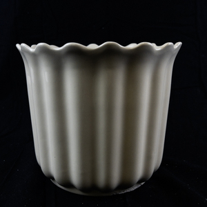 lot 261 image: NEW ENGLAND Cream 8 Pottery Planter