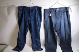 lot 105 image: Pair of Mens L.L.Bean Natural Fit Jeans Size 44x32