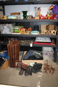lot 113 image: Mixed Collection of Vintage Decor Items and Toys