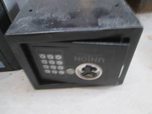 lot 17 image: Union safe company digital mini saf...
