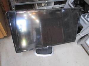 lot 23 image: Samsung 32in flat screen TV with mo...