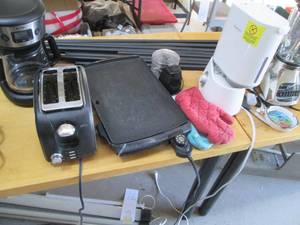 lot 48 image: Coffeemaker, chopper, toaster, blen...