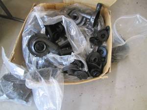 lot 118 image: Large box of misc water pump compon...