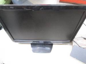 lot 153 image: Toshiba 22in tvDVD player combo...