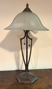 lot 47 image: Elegant Double Bulb Table Lamp