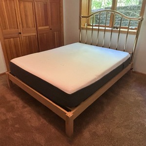 lot 58 image: Beautiful Golden Brass Queen Bed Frame