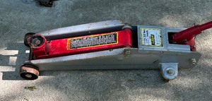 lot 142 image: Larin 2.5 Ton Capacity Hydraulic Floor Jack