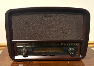 lot 101A image: Electrohome Signature Deluxe Music System Model EANOS700