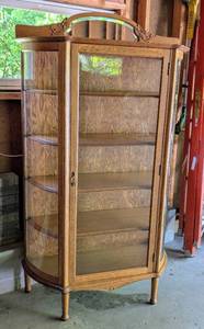 lot 94 image: Beautiful Oak Curved Glass Display Cabinet