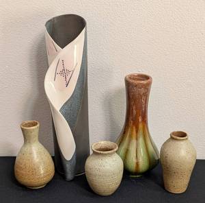 lot 131 image: Small Decorative Pottery Vases