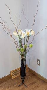 lot 170 image: Cobalt Blue Glass Floor Vase and Floral Arrangement