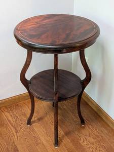 lot 84 image: Vintage Round Mahogany Accent Table