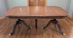 lot 10 image: Beautiful Vintage Mahogany Pedestal Dining Table