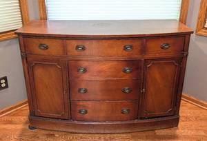 lot 17 image: Lovely Vintage Mahogany Sideboard