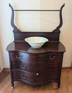 lot 27 image: Beautiful Vintage Mahogany Serpentine Washstand