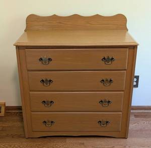 lot 36 image: Vintage Maple Colonial Style Dresser