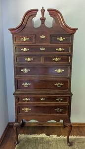 lot 19 image: Bassett Queen Anne Style Highboy Dresser