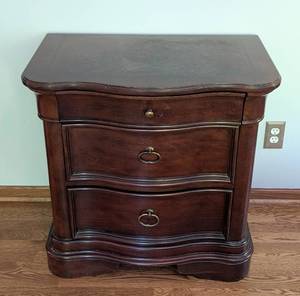 lot 20 image: Legacy Classic Mahogany Nightstand