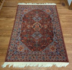 lot 199 image: Beautiful Wool Accent Rug