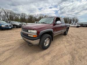 lot 9 image: 2000 Chevrolet Silverado 2500 HD Extended Cab Short Bed