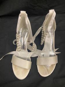lot 9 image: Elegant Cream High Heels with Pearl Accents Size 38