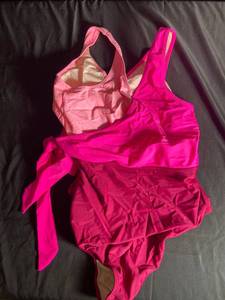 lot 92 image: Cupshe Womens Large Two-Piece Swimsuit Set in Pink Shades